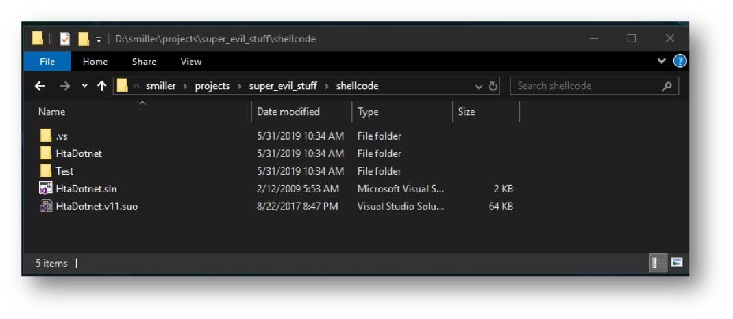 悪意のある Visual Studio ソリューションの HtaDotnet と、それに対応する「Test」プロジェクト フォルダー (Windows エクスプローラーで表示)。フォルダとファイルの名前は、それらの機能を示唆しています