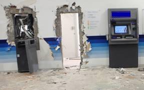 ATM を物理的に盗む攻撃者