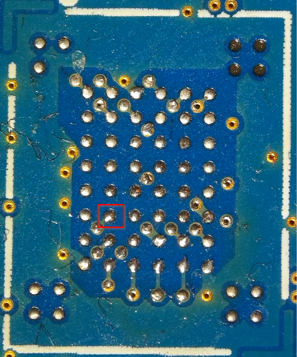 PCB 上の I/O0 (NAND チップの下)